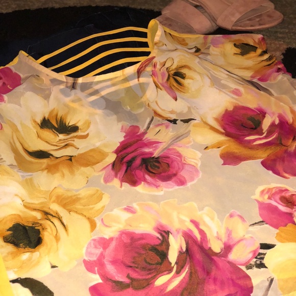 🔥🔥  Yellow Top With Gorgeous Flowers 🔥🔥 - Picture 2 of 5